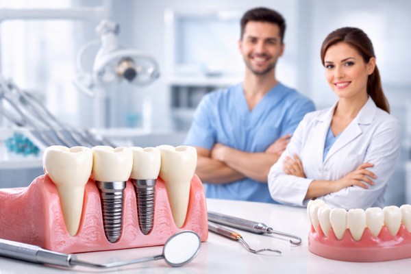 Протезирование зубов и имплантация в Омске: восстановление эстетики и жевательной функции в современной стоматологии